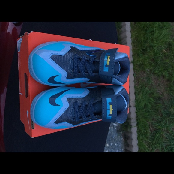 💥 SOLD 💥. Nike Lebron XI boys toddler 9. - Picture 2 of 4
