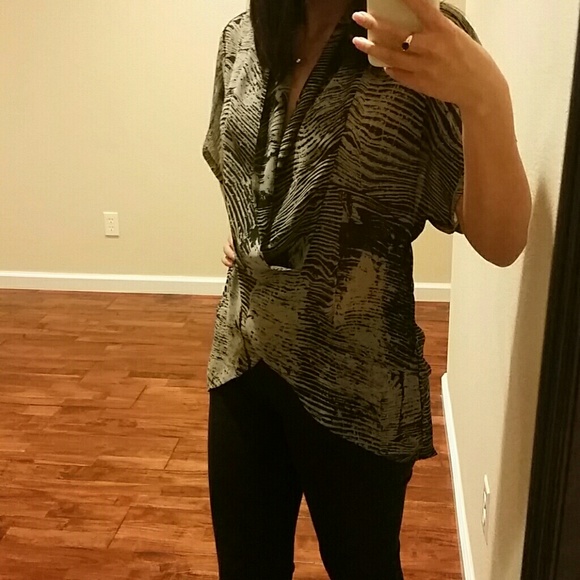 Wrap neck asymmetric hem print blouse