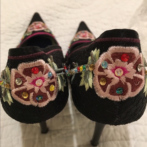 Embroidered fabric Steve Madden heels. 6 1/2 B - Picture 2 of 4