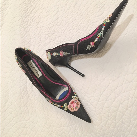 Embroidered fabric Steve Madden heels. 6 1/2 B - Picture 3 of 4