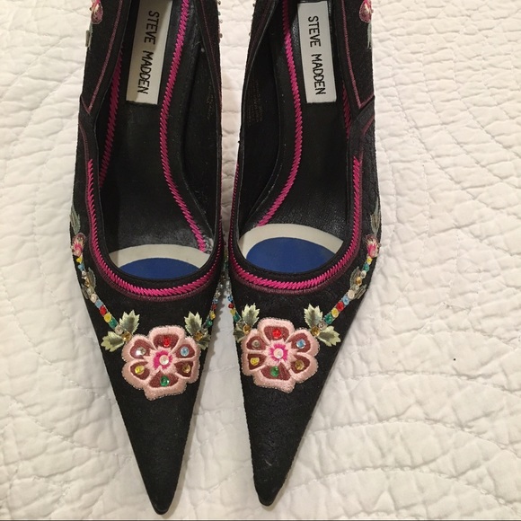 Embroidered fabric Steve Madden heels. 6 1/2 B - Picture 4 of 4
