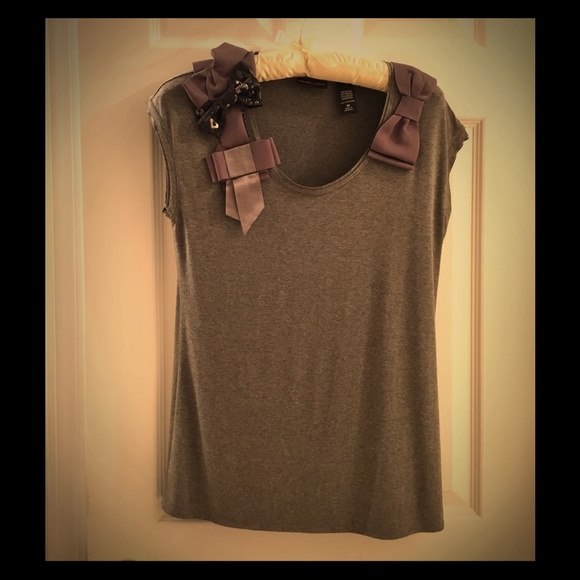 Adorable tee w/ bow accented neck line