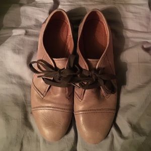 Naya wing tip shoes