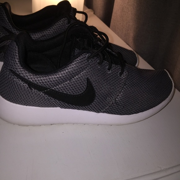 Nike roshe runs size 4.5
