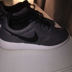 Nike roshe runs size 4.5