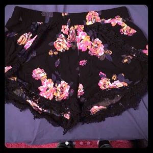 Kendall and Kylie shorts! Small🌸