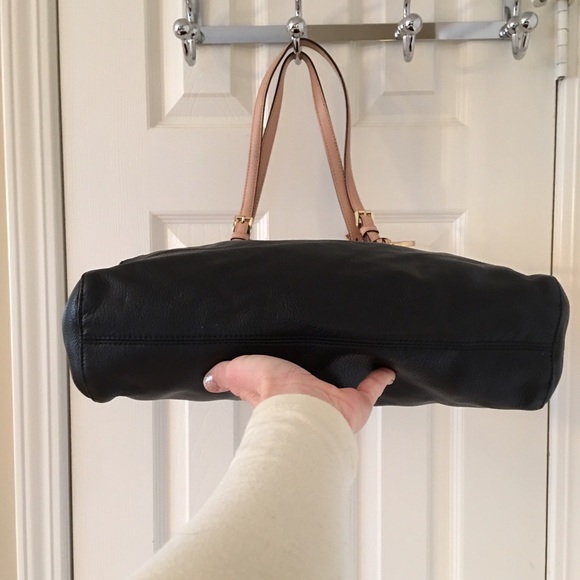 🚫SOLD🚫Michael Kors Black Gold Leather Tote Bag - Picture 2 of 4