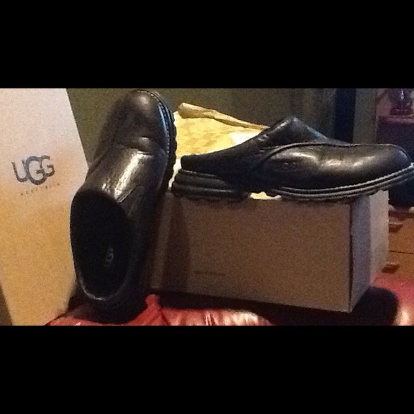 UGG Black Leather mule/clogs w/ sheepskin - unisex