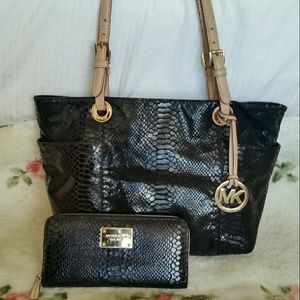 ❌sold❌ Michael kors purse & wallet set