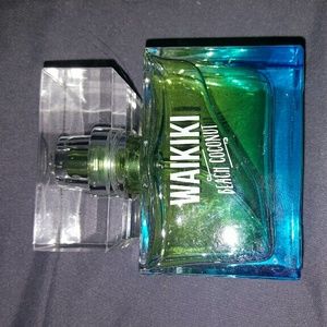 *Holding*Waikiki Beach Coconut