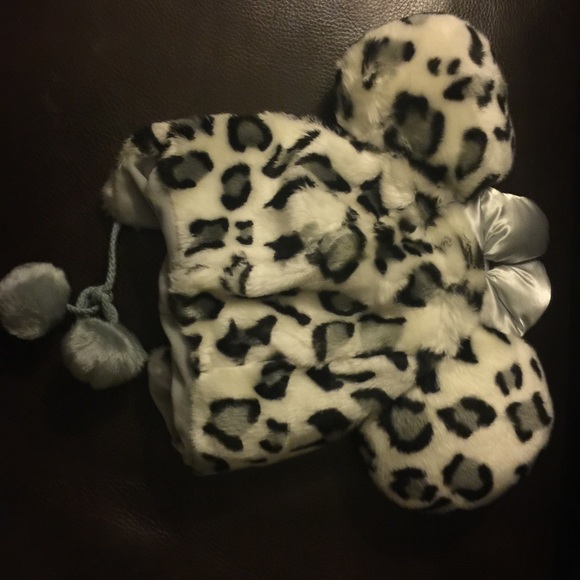 Disneyland Accessories - Disneyland leopard beanie/hat Minnie in grey NWT Disneyland Accessories - Disneyland leopard beanie/hat Minnie in grey NWT