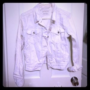 White Levi's trucker denim jacket