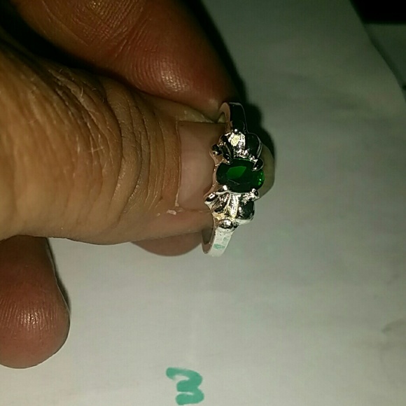 GREEN SZ 7 CUBIC ZIRCONIA SILVER RING - Picture 2 of 2