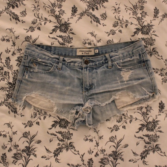 ABERCROMBIE – LOW-RISE JEAN SHORTS