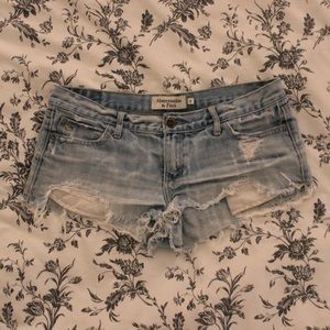 ABERCROMBIE – LOW-RISE JEAN SHORTS