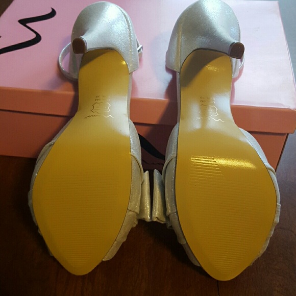 Shoes - Picture 3 of 4