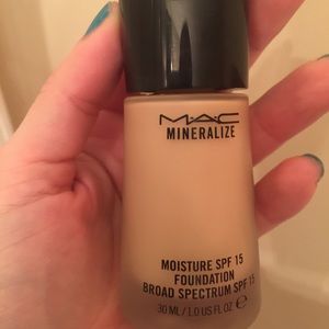 Mac mineralize foundation