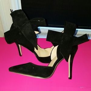 Sexy bow heels!