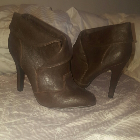 Super cute brown fake leather boots. Size 7 - Picture 1 of 3