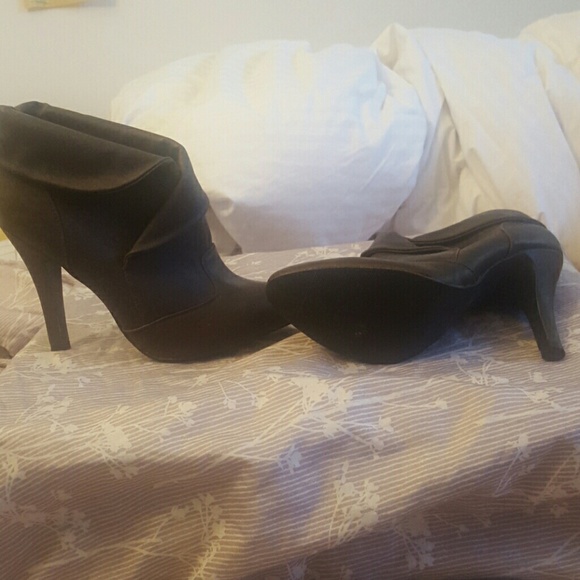 Super cute brown fake leather boots. Size 7 - Picture 2 of 3