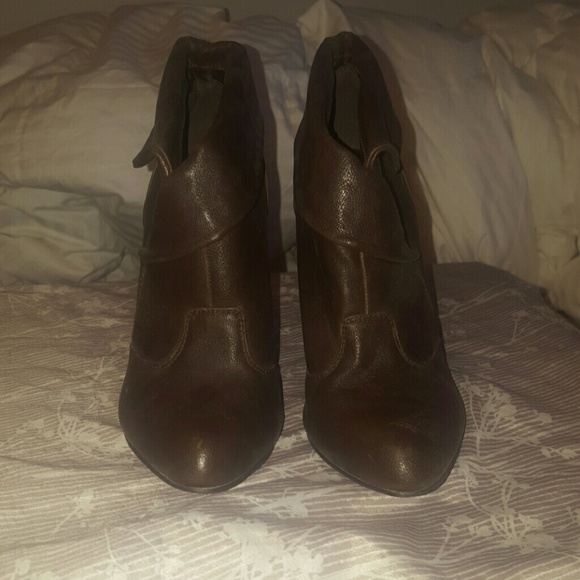 Super cute brown fake leather boots. Size 7 - Picture 3 of 3