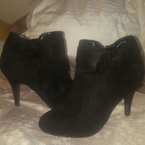 Black ankle boots with strap and small bow - Picture 1 of 3