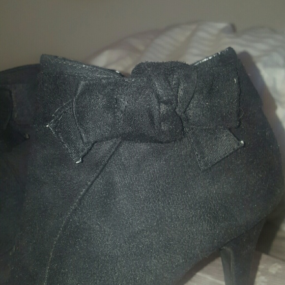 Black ankle boots with strap and small bow - Picture 2 of 3