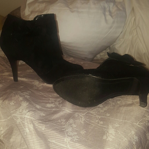 Black ankle boots with strap and small bow - Picture 3 of 3
