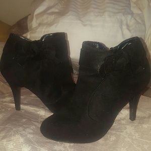 Black ankle boots with strap and small bow