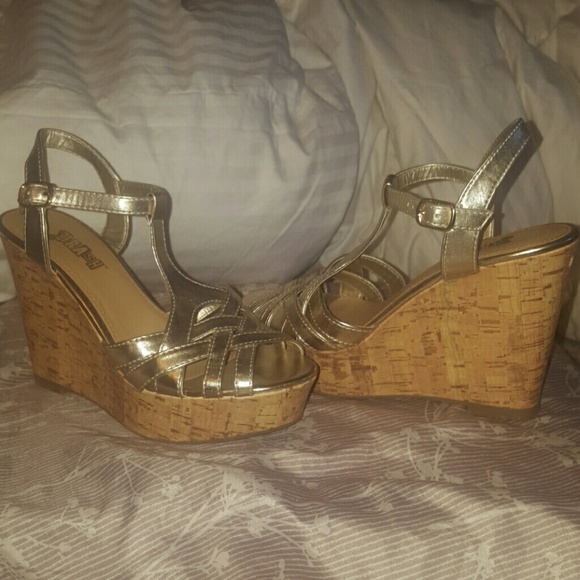 Gold wedges size 7 - Picture 1 of 3