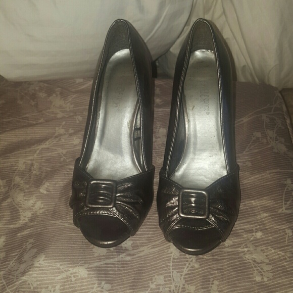 Pewter heels. Size 7 - Picture 2 of 3