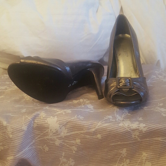 Pewter heels. Size 7 - Picture 3 of 3