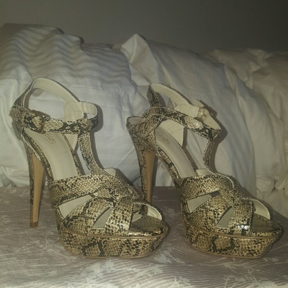 Beautiful snake print heels. Very sexy. - Picture 1 of 4
