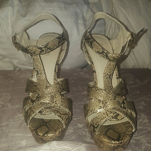 Beautiful snake print heels. Very sexy. - Picture 2 of 4