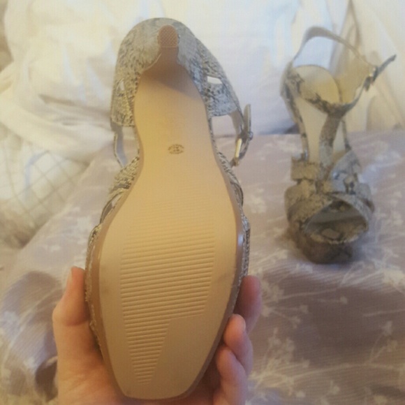 Beautiful snake print heels. Very sexy. - Picture 3 of 4