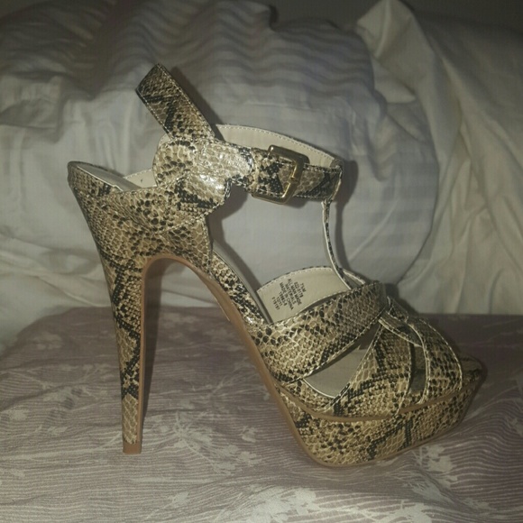 Beautiful snake print heels. Very sexy. - Picture 4 of 4