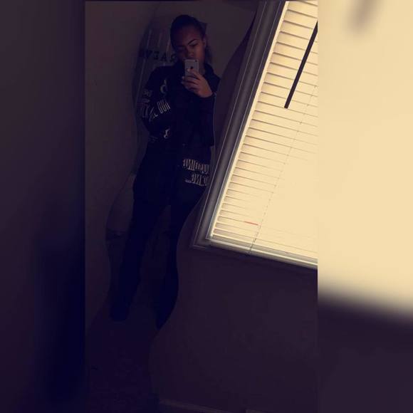 Meet your Posher, Raeven - Picture 1 of 1