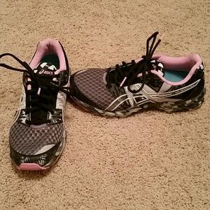 Asics Gel-Noosa Triple 8 size 8.5