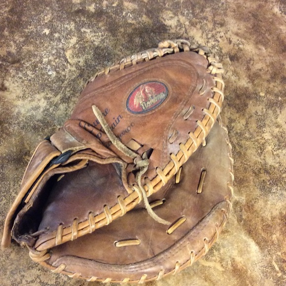 Catchers glove. Nokona.