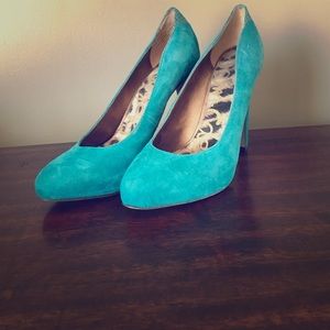 Beautiful turquoise suede pumps!