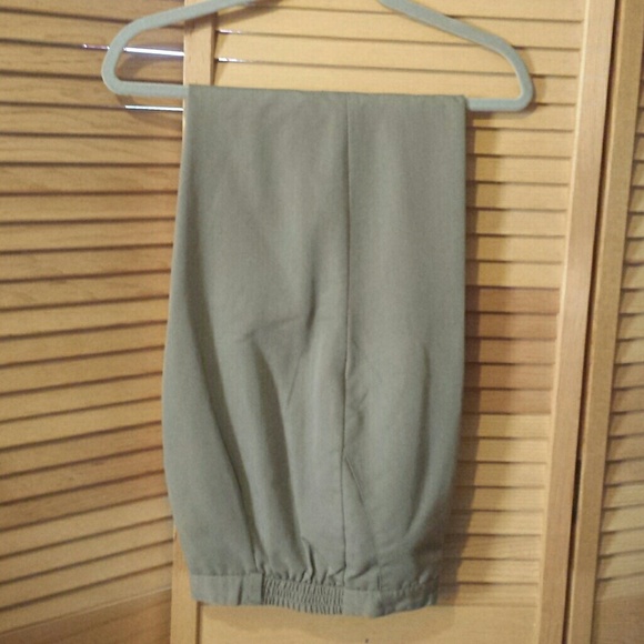 Single pleat front zip pants