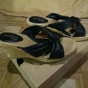 Strictly comfort wedge sandal. Leather uper.