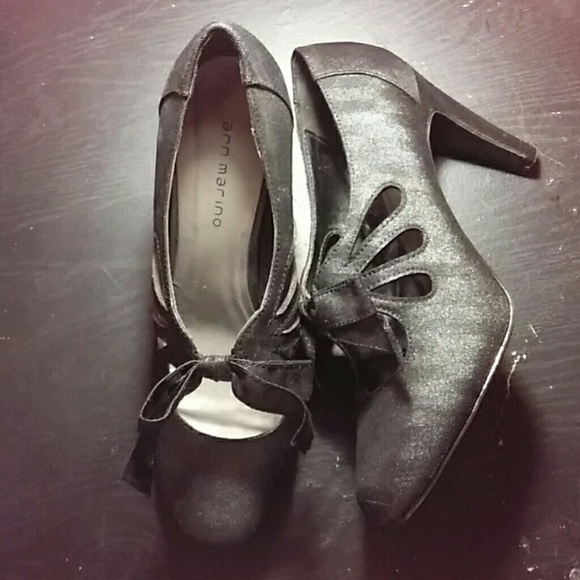 Heels with bows, barely worn