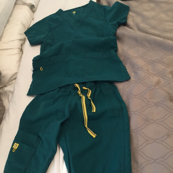 XS Wonder Wink scrubs