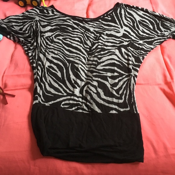 Zebra rue 21 shirt small