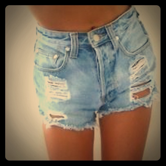 Levi cuttoff jean shorts