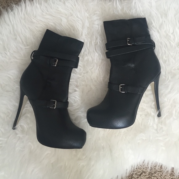 High-heeled buckle black booties