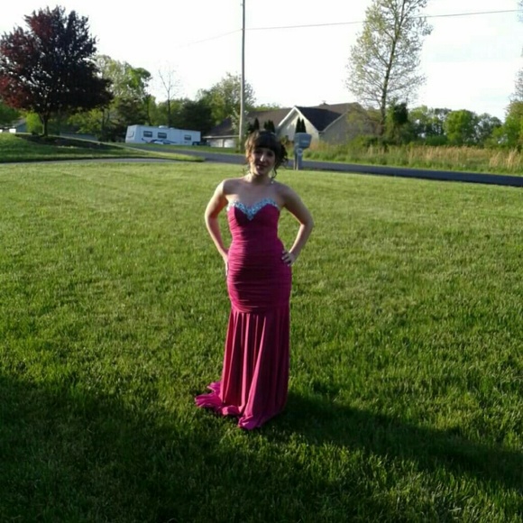 PROM GOWN 💗 - Picture 2 of 4