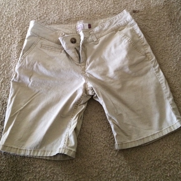 Bermuda shorts - Picture 1 of 2