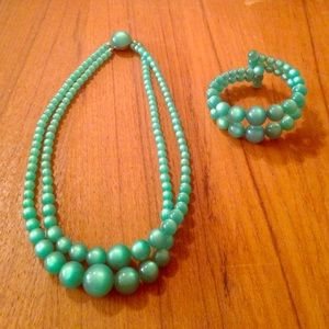 😎 Vintage Emerald Green Necklace / Bracelet Set.